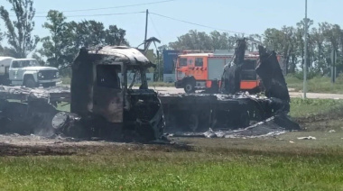 Dos camiones chocaron en Santa Fe: se prendieron fuego y murieron dos personas