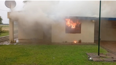 Forzaron el ingreso y prendieron fuego una escuela en Piedras Blancas