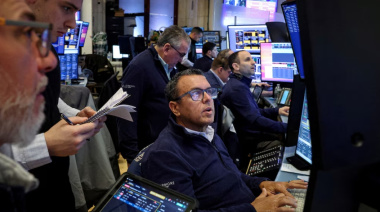 Jornada financiera: las acciones argentinas cayeron pero el riesgo país retrocedió pese a la volatilidad mundial