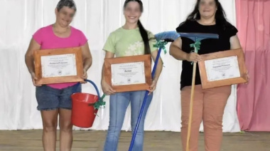 Polémico festejo: por el Día de la Mujer un municipio entregó baldes, escurridores y escobas como premios