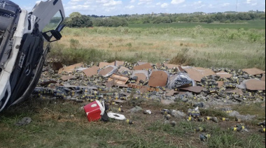 Camión que transportaba botellas de fernet volcó cerca de Victoria y vecinos se llevaron parte de la mercadería