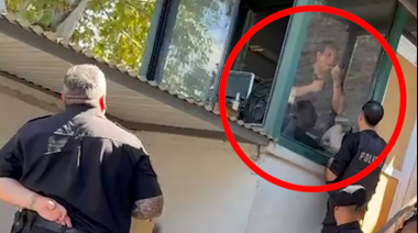 Locura en Rosario: se atrincheró en su empresa en reclamo de una deuda, se prendió fuego e hirió a dos policías