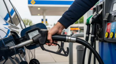 Preocupado por la suba de la nafta y la inflación, el Gobierno suspende un impuesto y autorizó más bioetanol en los combustibles