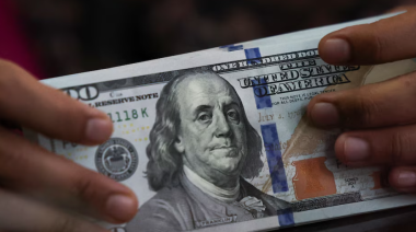 El dólar tocó un nuevo mínimo desde octubre y está 20% por debajo del techo de la banda