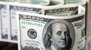 El dólar oficial registró la mayor caída semanal en dos meses: a cuánto cotiza