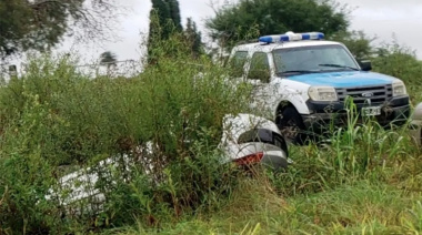 Volcó un auto sobre Ruta 12: las intensas lluvias habrían desencadenado el despiste