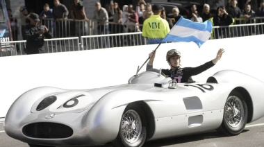 Franco Colapinto manejó la histórica Flecha de Plata de Fangio y emocionó al público
