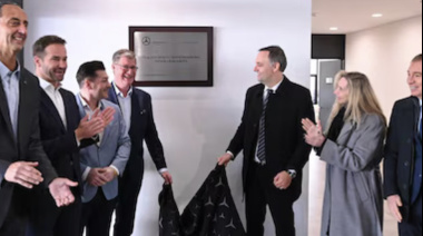 Acompañado por Karina Milei, Adorni asumió un rol protagónico en la inauguración de una planta