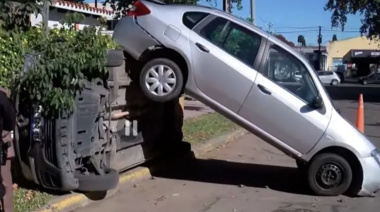 Salió marcha atrás y terminó montada en una camioneta