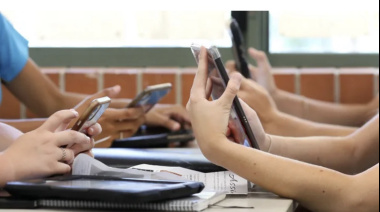 Buscan prohibir por ley el uso de celulares en escuelas entrerrianas