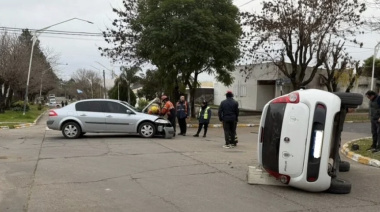 Chocaron dos autos en Crespo: uno volcó y trasladaron a un conductor
