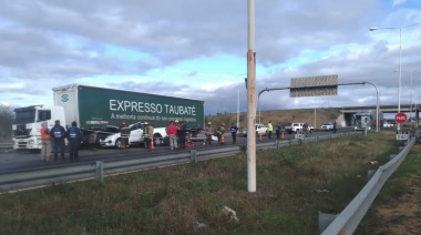 Una mujer y un menor fallecieron en un choque entre un camión y una camioneta