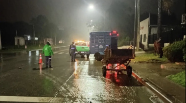 Paraná: una motociclista chocó contra un carro y, al caer, fue atropellada por un camión