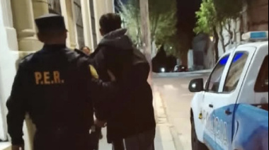 Violento le pegó a su pareja y quiso atacar a gomerazos a la Policía: fue detenido