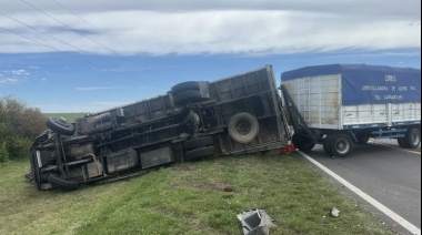 Maniobra de giro en “U” causó un choque en la ruta 12 entre una camioneta y un camión
