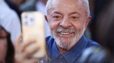 Lula adelantó los pagos del programa social Bolsa Familia para que los 50 millones de beneficiarios cobren antes del balotaje en Brasil