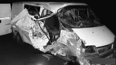 Utilitario chocó desde atrás a un camión en Ruta 12 y un conductor fue hospitalizado
