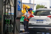 YPF anunció que baja 4% el precio de los combustibles a partir del 1 de mayo