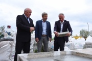 Rogelio Frigerio celebró la construcción de aulas con botellas recicladas en Crespo