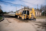 Mejoras viales en Puiggari: aplican subproducto asfáltico en calle Sofio Jaime