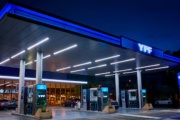 YPF confirmó que será más barato cargar nafta a la madrugada: el plan para segmentar precios con inteligencia artificial