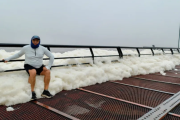 Una capa de espuma blanca cubrió la costanera en Concordia: a qué se debe este fenómeno