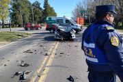 Dos jóvenes derivados a la guardia médica por un fuerte choque en acceso a Crespo