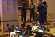 Una joven alcoholizada chocó con su auto a dos motos policiales