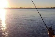 Estaba pescando, se cayó al río y murió