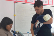 Noble gesto: profesor entrerriano sostiene en brazos a bebé de una alumna y da clases