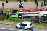 Volcó un micro que viajaba a Mar del Plata: dos muertos y múltiples heridos