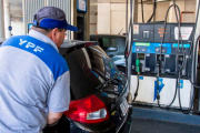 YPF anunció que bajará el precio de la nafta: detalles de su aplicación