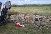 Camión que transportaba botellas de fernet volcó cerca de Victoria y vecinos se llevaron parte de la mercadería