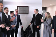 Acompañado por Karina Milei, Adorni asumió un rol protagónico en la inauguración de una planta