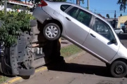 Salió marcha atrás y terminó montada en una camioneta