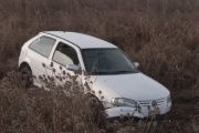 Despistó tras dormirse al volante, abandonó el auto y la Policía lo encontró durmiendo en su casa