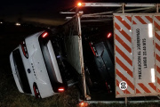 Volcó en el sur de Entre Ríos un camión cargado con autos cero kilómetros: hospitalizaron al chofer