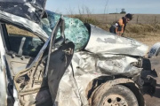 Una joven madre falleció tras un violento choque entre un camión y una camioneta