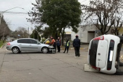 Chocaron dos autos en Crespo: uno volcó y trasladaron a un conductor