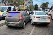 Niño de 4 años cruzó corriendo avenida Ramírez y dos autos chocaron al evitar atropellarlo