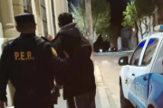 Violento le pegó a su pareja y quiso atacar a gomerazos a la Policía: fue detenido