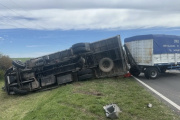 Maniobra de giro en “U” causó un choque en la ruta 12 entre una camioneta y un camión