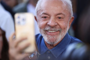 Lula adelantó los pagos del programa social Bolsa Familia para que los 50 millones de beneficiarios cobren antes del balotaje en Brasil