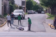 Insólita situación en Paraná: un hombre estaba tirado en la calle y casi lo atropellan