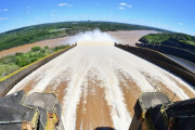 Itaipú reabrió sus compuertas y liberó 3,1 millones de litros de agua por segundo