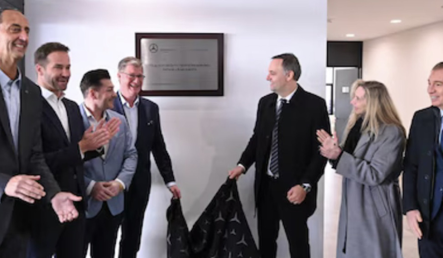 Acompañado por Karina Milei, Adorni asumió un rol protagónico en la inauguración de una planta