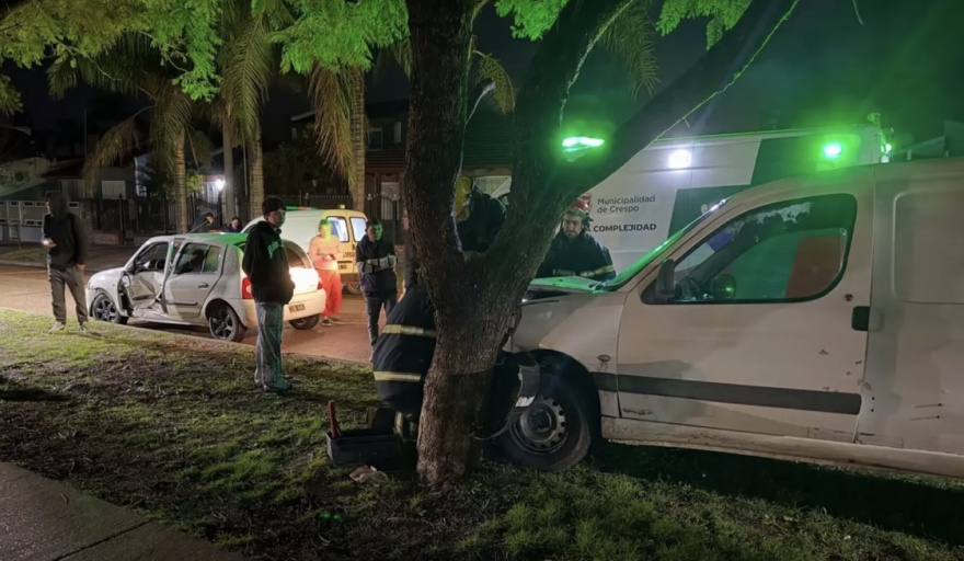 Fuerte choque en Crespo: uno de los vehículos terminó sobre el cantero central