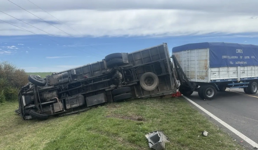Maniobra de giro en “U” causó un choque en la ruta 12 entre una camioneta y un camión